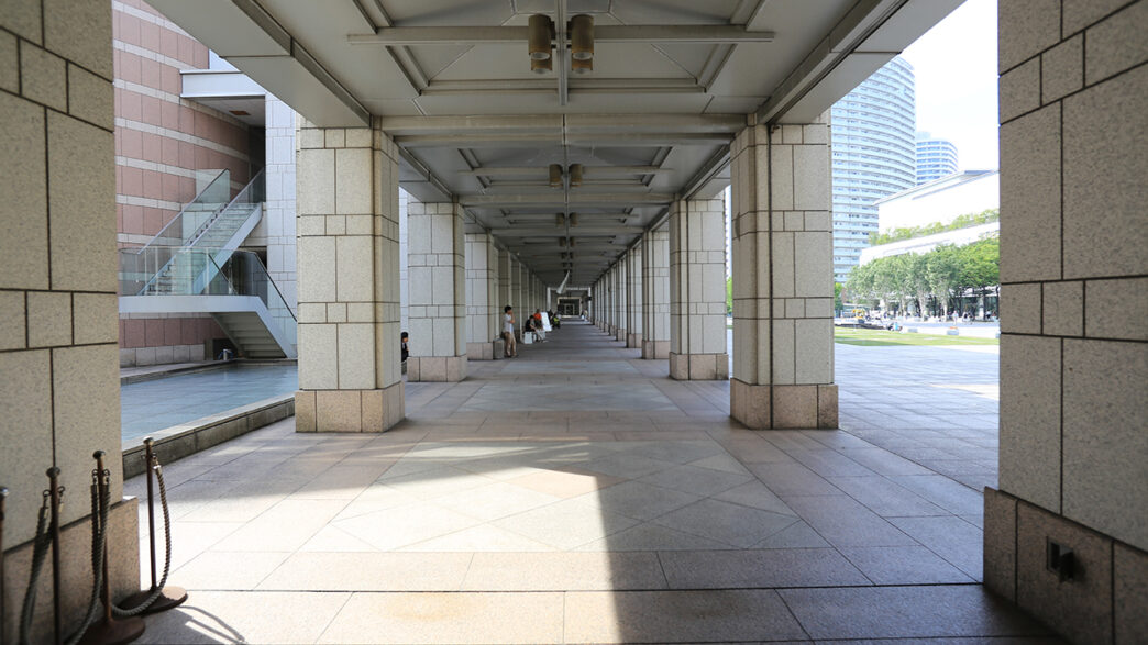 横浜美術館の回廊