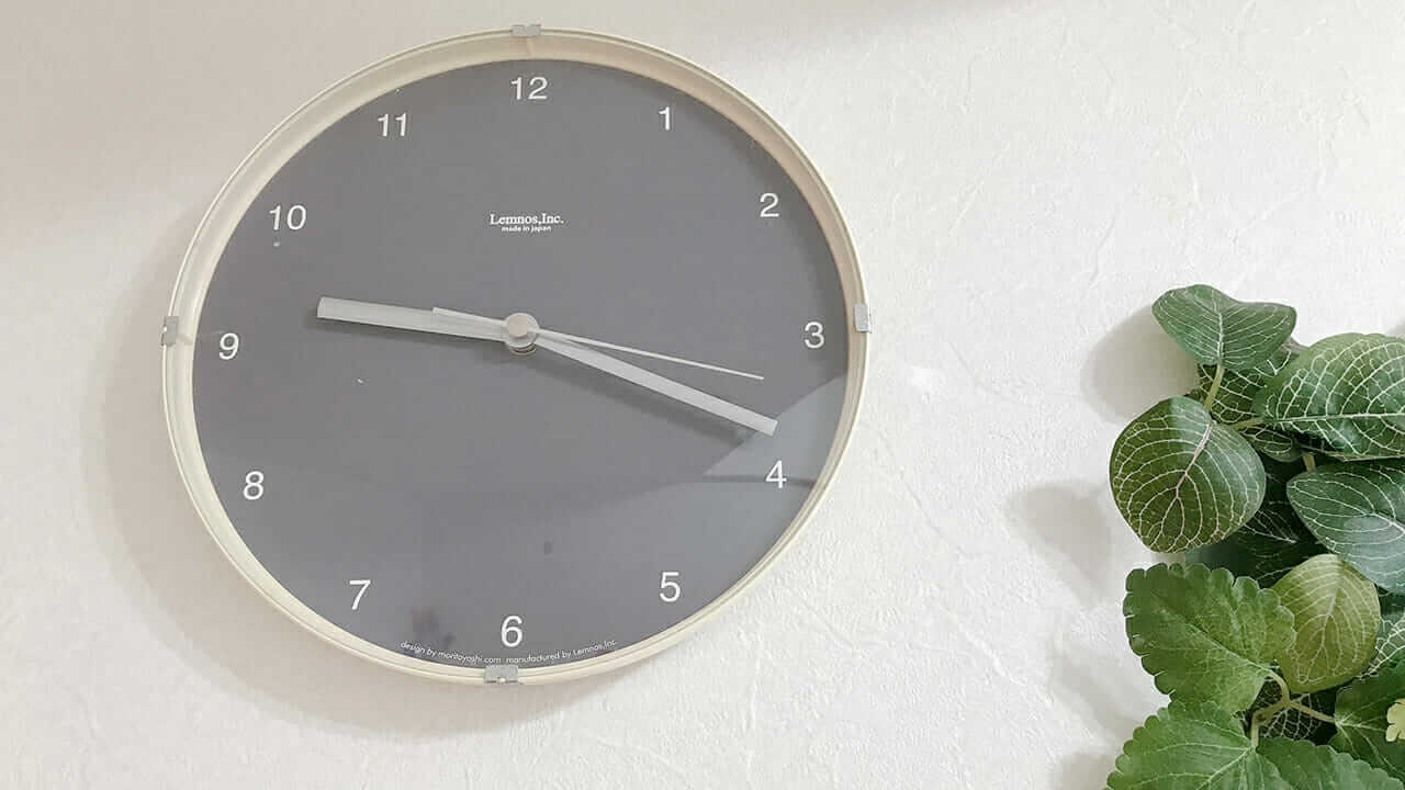 スマートフックで壁に掛けた時計｜賃貸の壁に穴を開けないアイデア