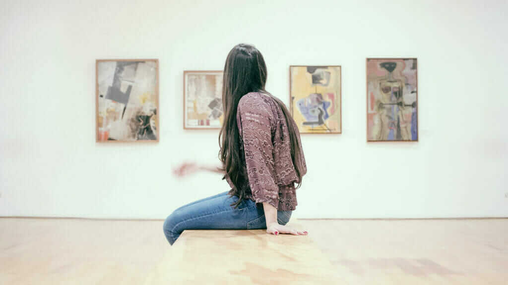 美術館で絵画を眺める女性
