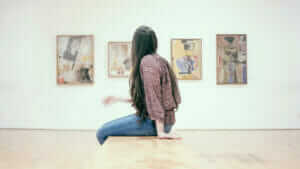 美術館で絵画を眺める女性