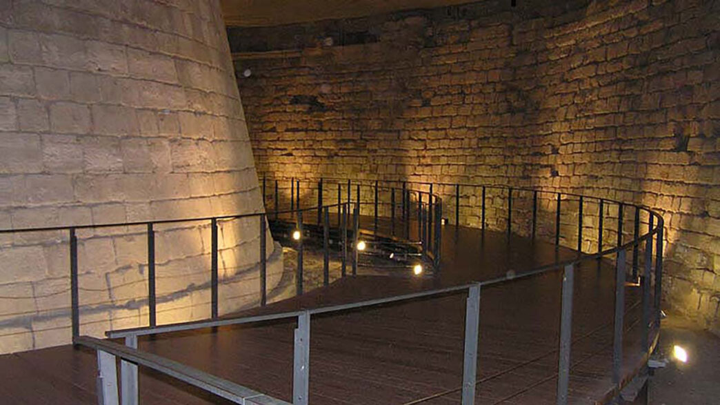 ルーヴル宮殿地下室。中世ルーヴル城の面影が残る唯一の場所