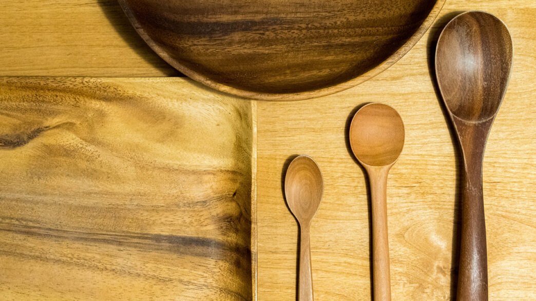 木の皿と木のスプーン