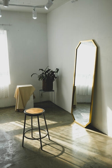 鏡と椅子