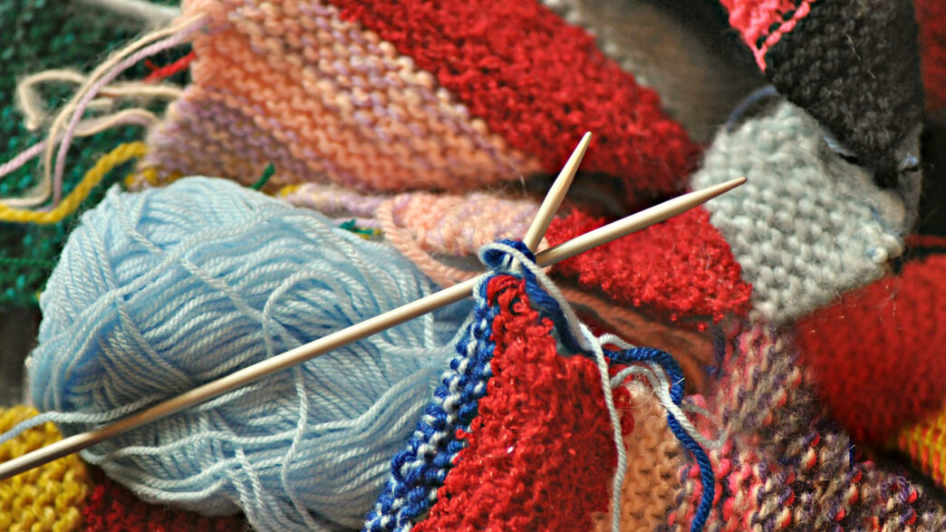 編み物用の毛糸と櫛