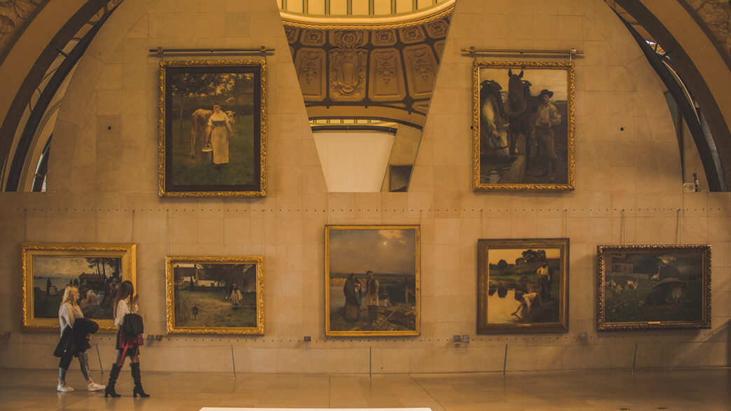 オルセー美術館の絵画を眺める人
