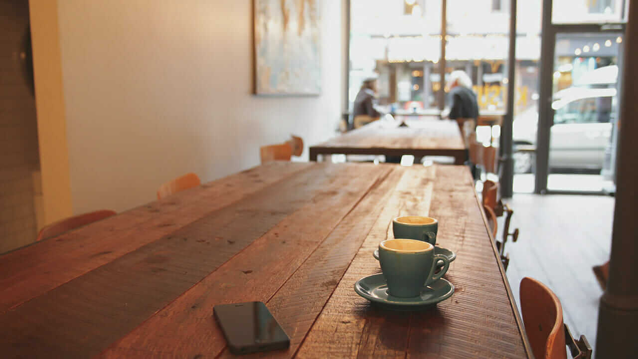 コーヒーが置かれたカフェの机｜アートカフェ