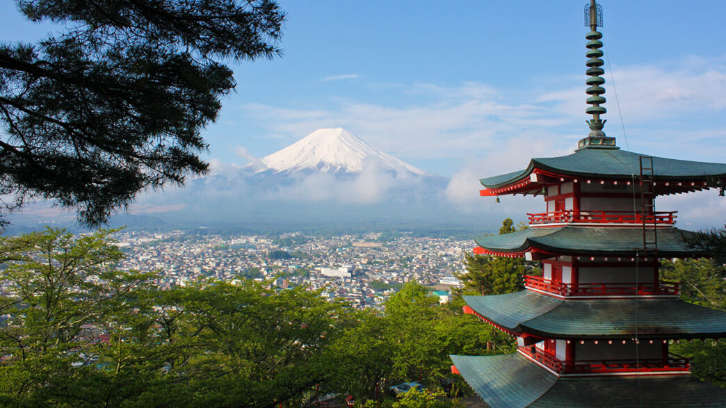 新倉山浅間公園の忠霊塔と富士山